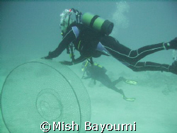Tim rolling a cage into deeper water, Rabiqh. 
DC500 by Mish Bayoumi 